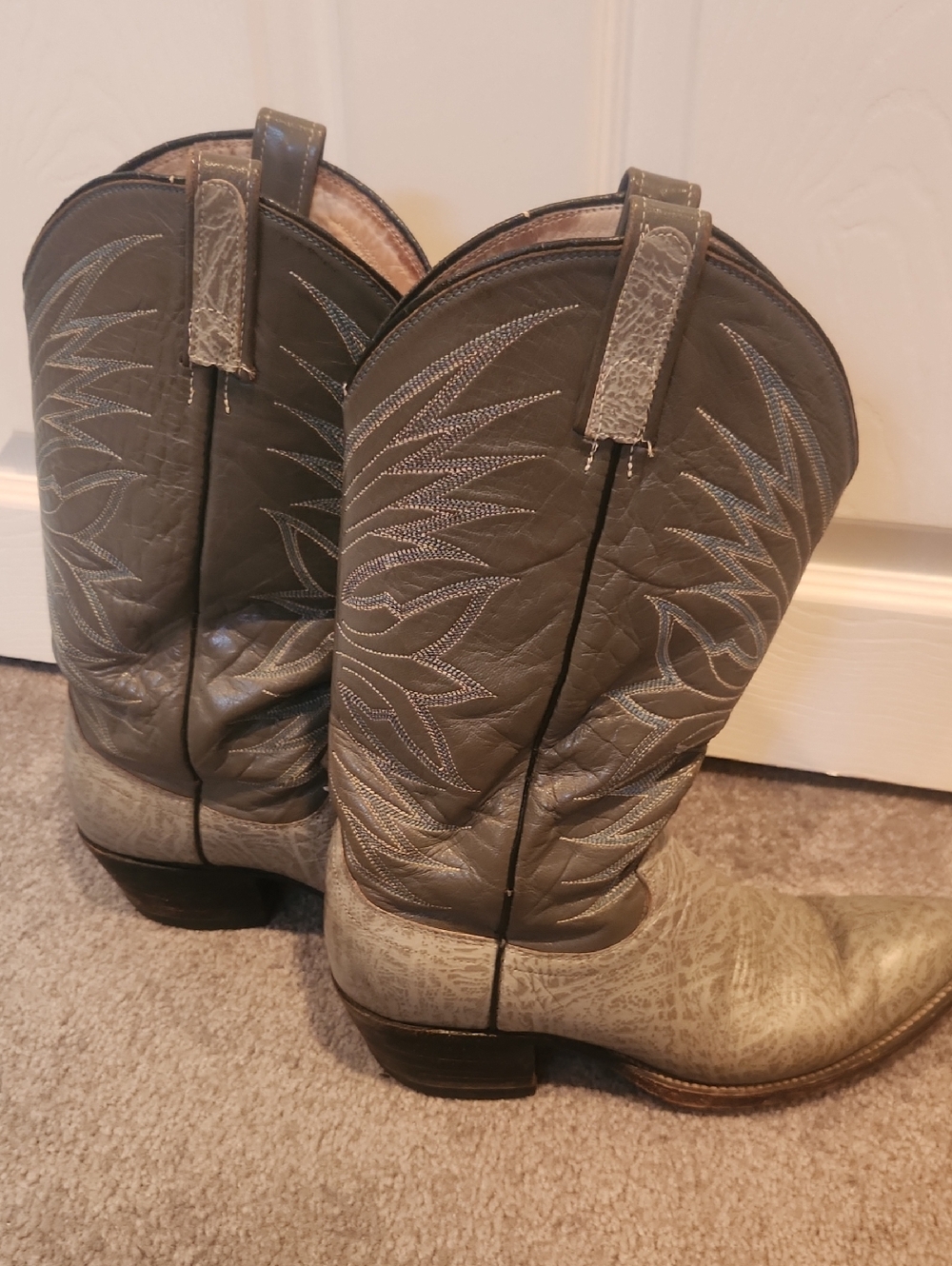 Classic Embroidered Western Cowboy Boots - Gray